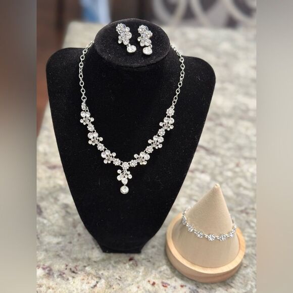 NEW Nordstrom Statement Teardrop Crystal Earrings , Bracelet & Necklace Set - Picture 5 of 8